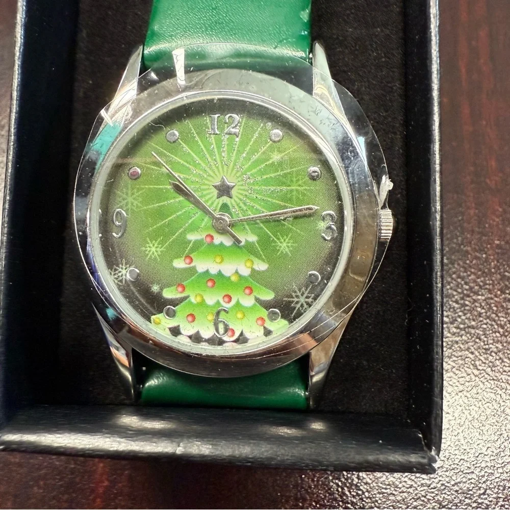 Avon Tis the Season Christmas Tree Green and Silver Watch NIB vintage 2009
